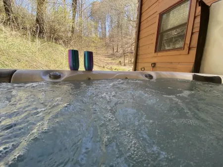 🐾 Bobcat Run - real log cabin w/ huge hot tub! Near Watauga Lake 🚤 & River 🐟