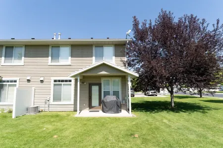 Beautiful, Sparkling Clean 3 BR, 2.5 BA Townhome!! Отели в г. Cache County