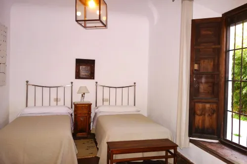 Charming rural house with swimming pool 3 km from the city of Granada. parking