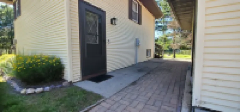 Peaceful retreat on Fawn Lake, local Winery, & minutes from the Dells!