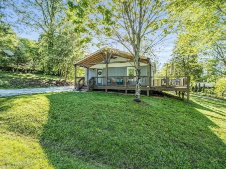 Pet-Friendly, Convenient Cabin Minutes from Downtown Hendersonville