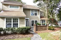 Walk to restaurants! 10min to beaches and downtown Charleston. Hotels near HandPicked