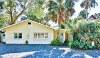 Folly Boho Bungalow - Steps to Dining, Shopping, 3 Minute Walk to the Beach