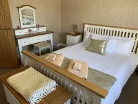 Conwy Town Cottage Sleeps 4 + Cot, Fast Wifi , Private Enclosed Courtyard - balcony