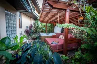 Tropical Rendezvous Suite - Luxury Studio in tropical gardens with koi ponds.