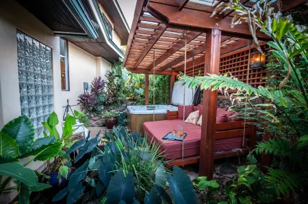 Sunset Suite - Luxury Studio in tropical gardens with koi ponds, waterfalls