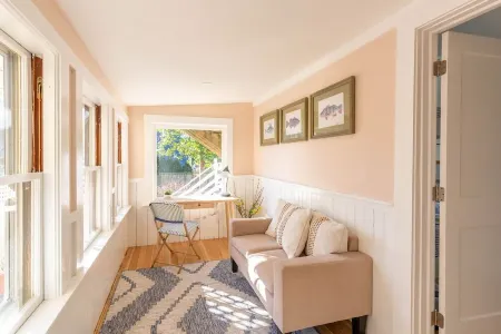 Prime Location in Town w Parking! Walk to Beach, Shops & Harbor-Sleeps 9 Отели в г. Марблхед