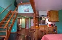 Unique Outdoorman's Dream! 25 Minutes to Chattanooga! Full Kitchen! Unique Stay