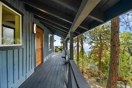 Mordern mountain cabin close to lakes and ski resorts with stunning views.