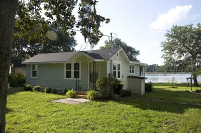 Cozy house on the river, enjoy the view or fish right off the river bank Hôtels à proximité de la Jacksonville Amtrak Station