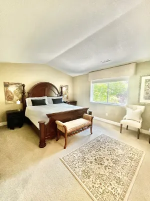 Grand Entryway Vaulted ceiling near Nike Intel 7 beds w/ 10% Discount for 7 Days