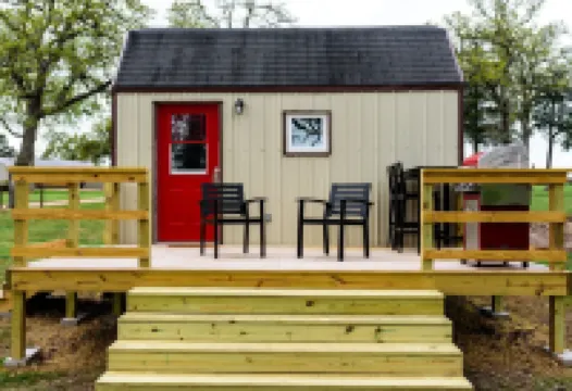 Queens Hotel- a cozy studio cottage in the country. Pool and hot tub.