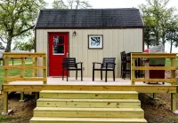 Queens Hotel- a cozy studio cottage in the country. Pool and hot tub.