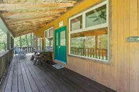 Indoor tree house & swivel  firepit grill. Close to Kooser & Laurel Hill Parks.