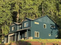 Forest home and outdoor adventure paradise! 15 minutes to Autzen Stadium.