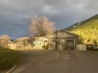 Rattlesnake Paradise , 5 min. to hiking & charming downtown. Quiet neighborhood.