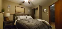 Peaceful retreat on Fawn Lake, local Winery, & minutes from the Dells!