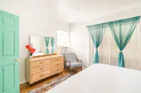 The GuestHouse W/King Bed & Private courtyard