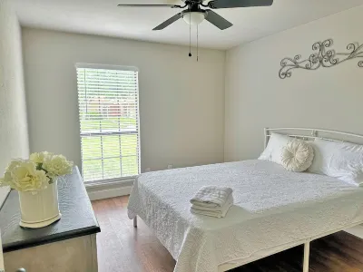 Grandscapes! Centrally located near The Colony Shoreline, No Chores Hotels near Stewart Creek Park