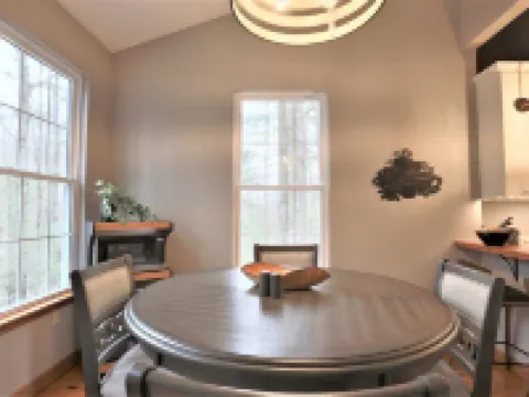 THE LOVERLY - Your Romantic Love Nest - hot tub, 3 fireplaces, 2 bath,  gazebo Hotels in Edneyville