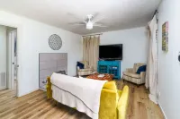 Charming 2-bedroom cottage in nice West Monroe with WiFi, AC