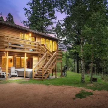 Pikes Peak Adventure Basecamp: Hot Tub, Arcade, Deck & BBQ