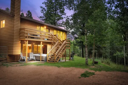 Pikes Peak Colorado Modern Cabin Retreat: Hot Tub, Arcade, Trails, Peaceful