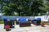 1 Mile to Lake, CLEAN, Private Yard, Fireplace, Memory Foam, Parking, Netflix
