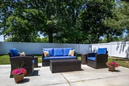 1 Mile to Lake, CLEAN, Private Yard, Fireplace, Memory Foam, Parking, Netflix Отели в г. Вермилен