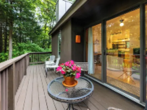 Vermont get-away end unit townhouse nestled in the trees Hotels in Quechee
