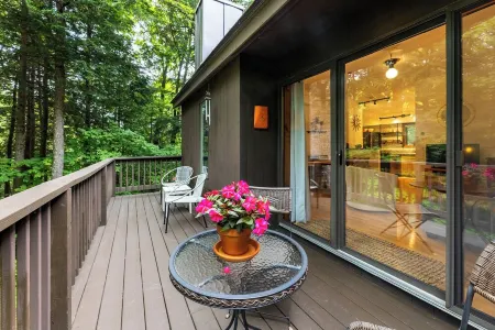 Vermont get-away end unit townhouse nestled in the trees