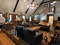Lodge & cabin sleeps 21 - peaceful country setting 15 min to downtown Dublin GA - Wifi