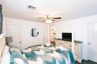 3-BR house walk to beach, shopping, bars, NYC train. 6-beach passes & 4-bikes.