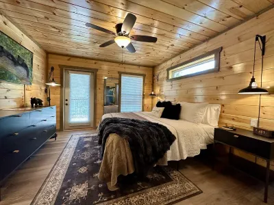 Brand New w/ indoor pool, XBOX, Hot Tub, & arcade games! Central location! Hotels near Judy Jones Pottery