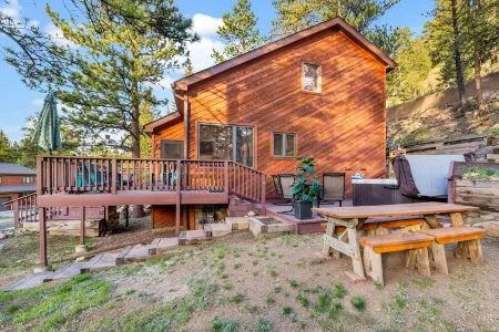 Walk to RMNP, hot tub, mountain views and river access. Отели рядом с достопримечательностью «Гоблинс Форест»