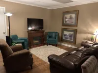 Aunt Minnie's Peabody Flat near Mountain View's Historic Courthouse Square