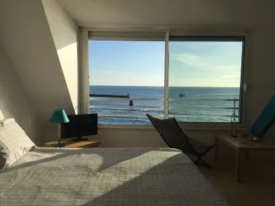 A studio located in a house directly on the beach in a stunning maritime site Men Meur附近的飯店