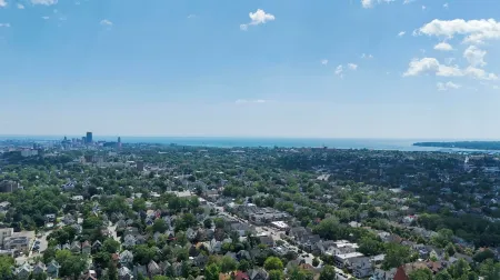 Spacious 3 bedroom Apartment,  Located in the Heart of Elmwood Village Отели рядом с достопримечательностью «Richardson Olmsted Complex»