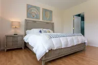 Heated pool & hot tub, one mile from beach!
