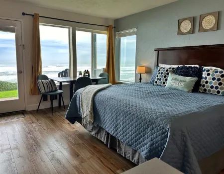 Oceanfront Studio with King Bed, Hot Tub & AC Отели рядом с достопримечательностью «Порт оф Ньюпорт - Коммершиал Марина»