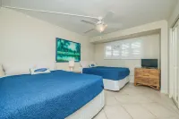 Coquina B103- Steps to the Beach & Pool