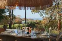 Sanctuary House: An ocean-view farmhouse retreat Hotels in Dukes County