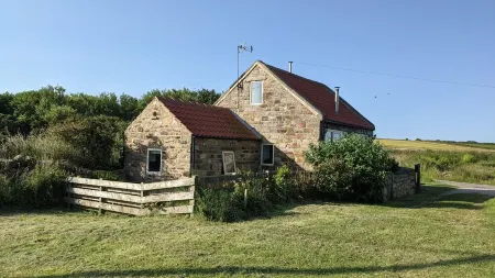 Beautiful Cosy Cottage On The Cliff Top With Stunning Sea Views Отели в г. Уитби