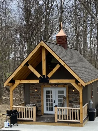 Campfire Retreat with outdoor hot tub under the stars and WiFi