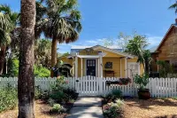 Oystertown Cottage Hotels near Apalachicola Margaret Key Public Library