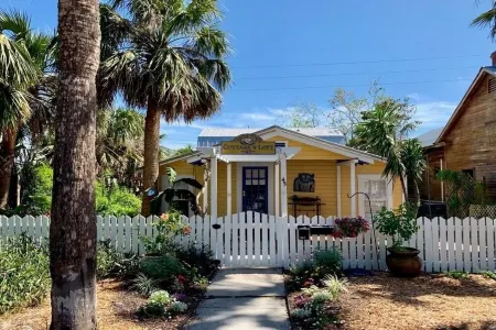 Oystertown Cottage Отели рядом с достопримечательностью «Парк Сифуд Ландинг»