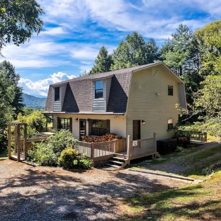 Secluded fully renovated large cabin, with gorgeous mountain views, 5BD, 4BA