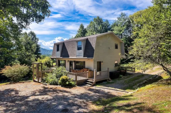 Secluded fully renovated large cabin, with gorgeous mountain views, 5BD, 4BA