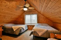 Beautiful Cedar Chalet Lake Cabin on Middle Lake!!!