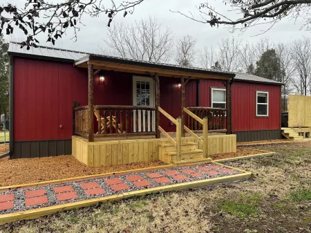 Cozy cabin, hot tub, high speed internet in the heart of the Shawnee